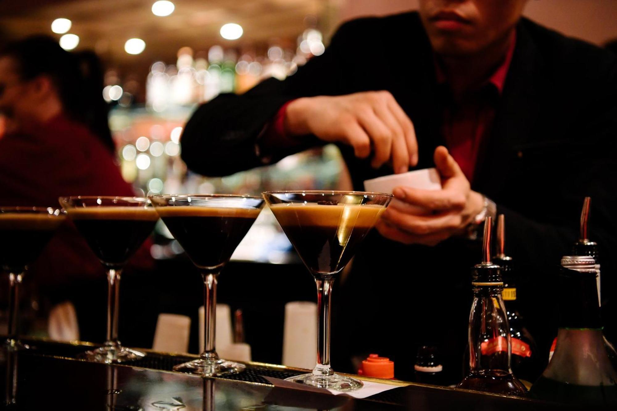 InterContinental Adelaide, an IHG Hotel Esterno foto A bartender at work