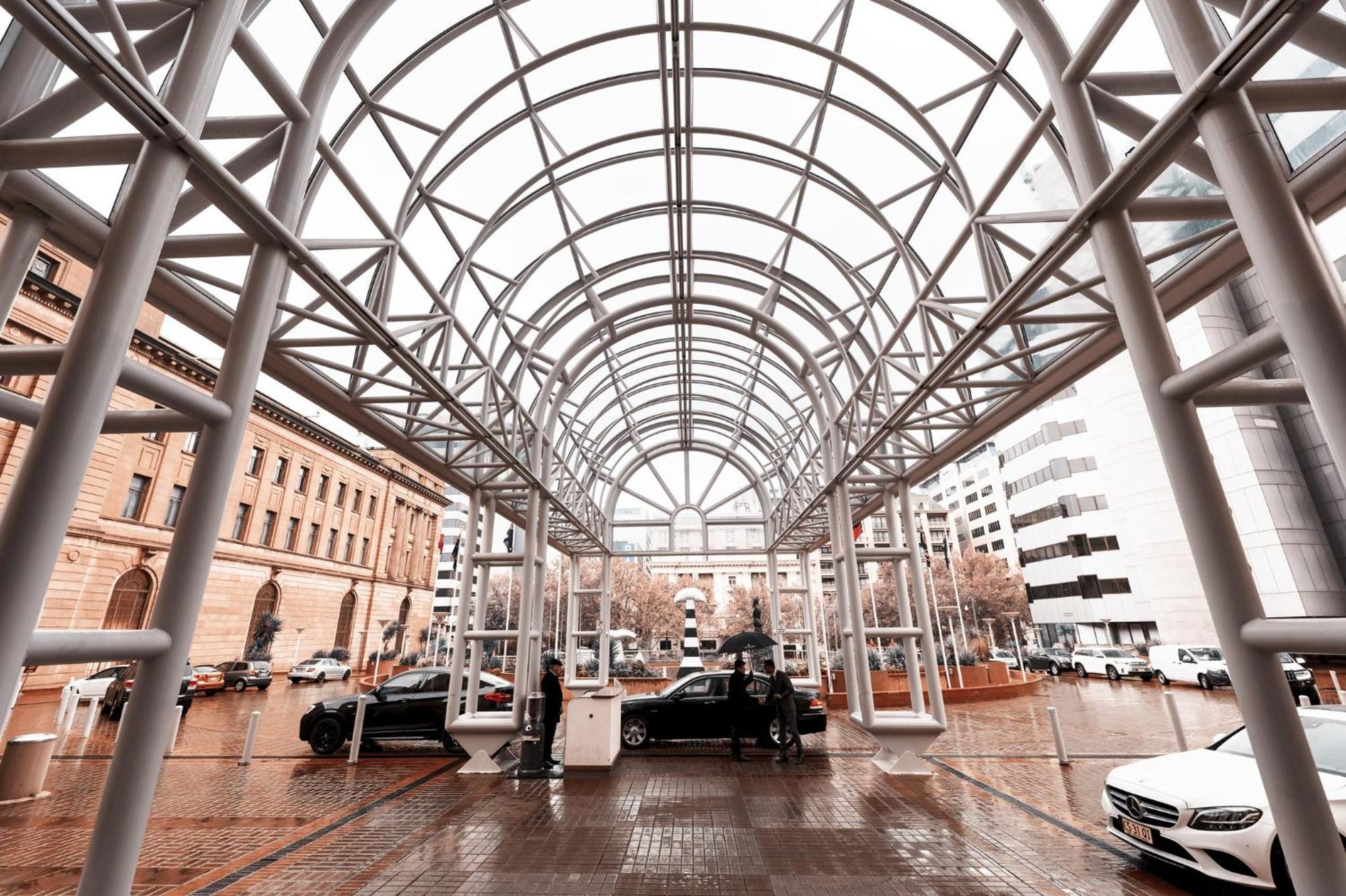 InterContinental Adelaide, an IHG Hotel Esterno foto The covered entrance to the station